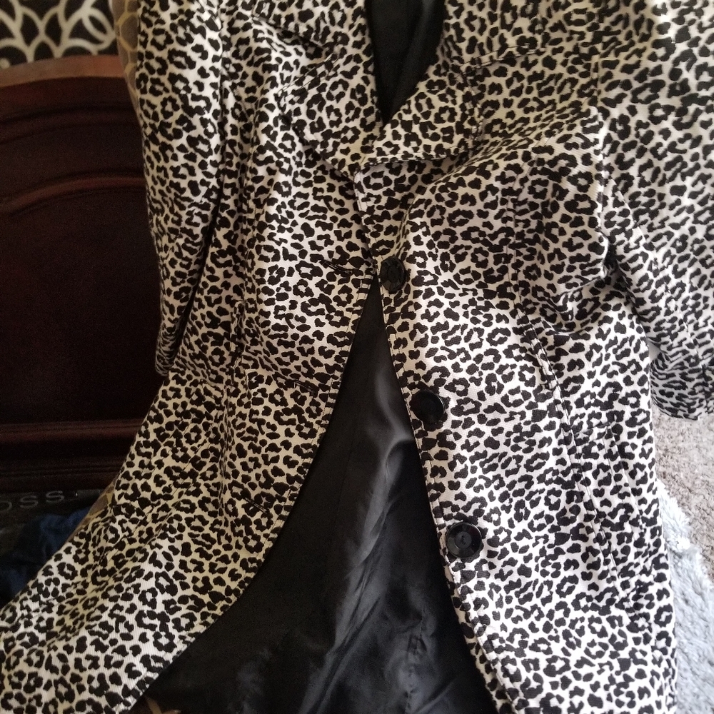 Forever 21 white snow leopard Large trench coat